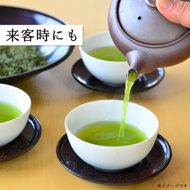 急須から湯呑みに緑茶を注ぐ様子