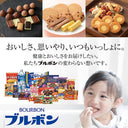 菓子の詰め合わせと食べる少女