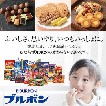 菓子の詰め合わせと食べる少女
