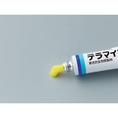 黄色い軟膏が出た薬用チューブ