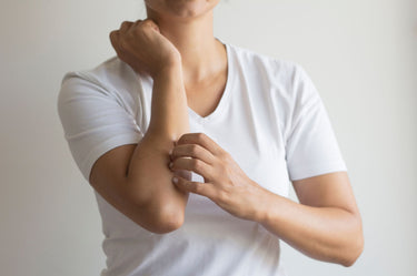 피부 건조로 인한 괴로운 가려움의 원인과 예방법