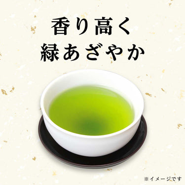 緑茶の入った白い茶碗と黒い受け皿